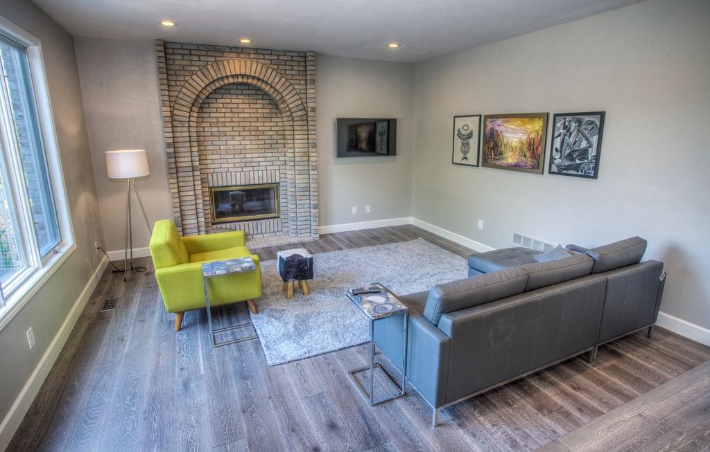 A suite sitting room with a sofa and armchairs